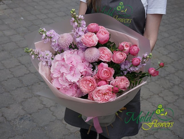 Bouquet with pink hydrangea and spray roses Silva Pink photo